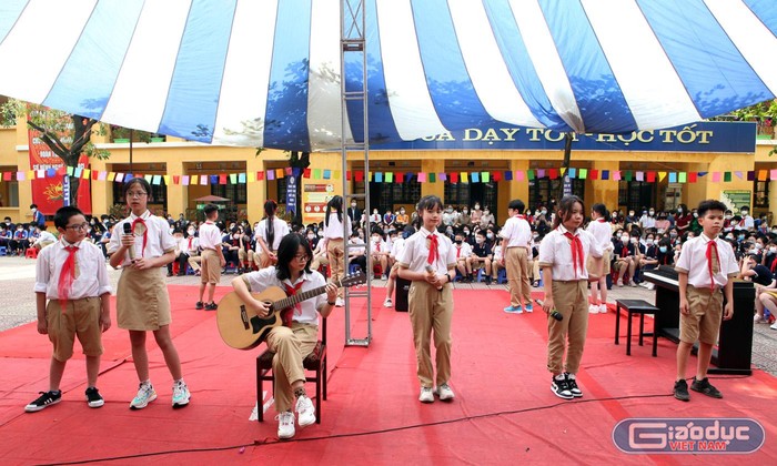 Tiết mục văn nghệ của học sinh Trường Trung học cơ sở Thái Thịnh (quận Đống Đa, Hà Nội). Ảnh: NTCC.
