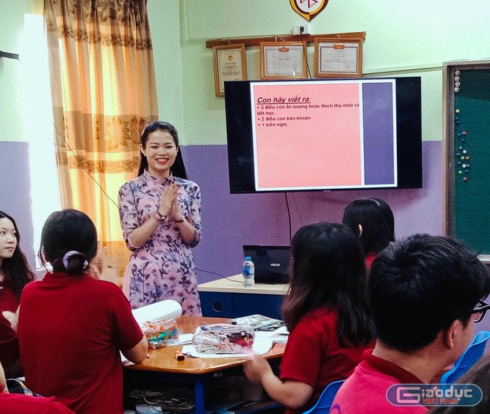 Cô Nghiêm Thị Thu Trang - Giáo viên dạy môn Giáo dục kinh tế và Pháp luật Trường Nguyễn Bỉnh Khiêm (Cầu Giấy, Hà Nội) trong giờ dạy thực nghiệm. Ảnh: NVCC.