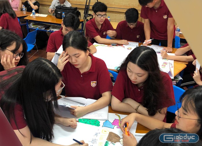 Học sinh lớp 10 Trường trung học phổ thông Nguyễn Bỉnh Khiêm (Cầu Giấy, Hà Nội) trong tiết dạy thực nghiệm môn Giáo dục kinh tế và Pháp luật. Ảnh: NVCC.