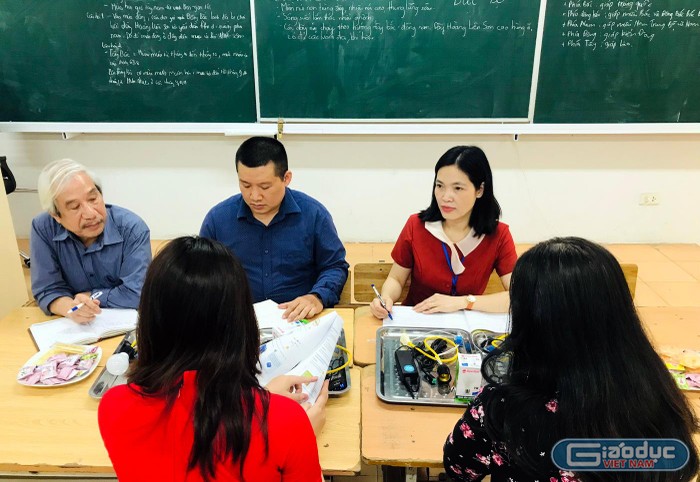 Ban giám hiệu Trường Trung học cơ sở Thái Thịnh đã trao đổi trực tiếp cùng nhà xuất bản, góp ý bản thảo, đánh giá ưu nhược điểm, đề xuất ngay sau tiết dạy thực nghiệm. Ảnh: NVCC.