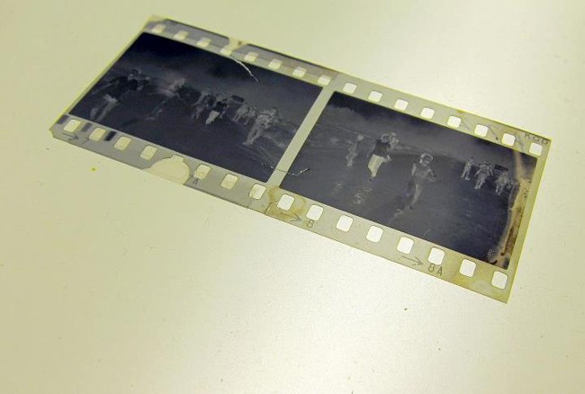 Tấm film gốc chụp tác phẩm “Cô bé bom Napalm” vẫn còn nguyên vẹn do qui trình bảo quản chặt chẽ của AP