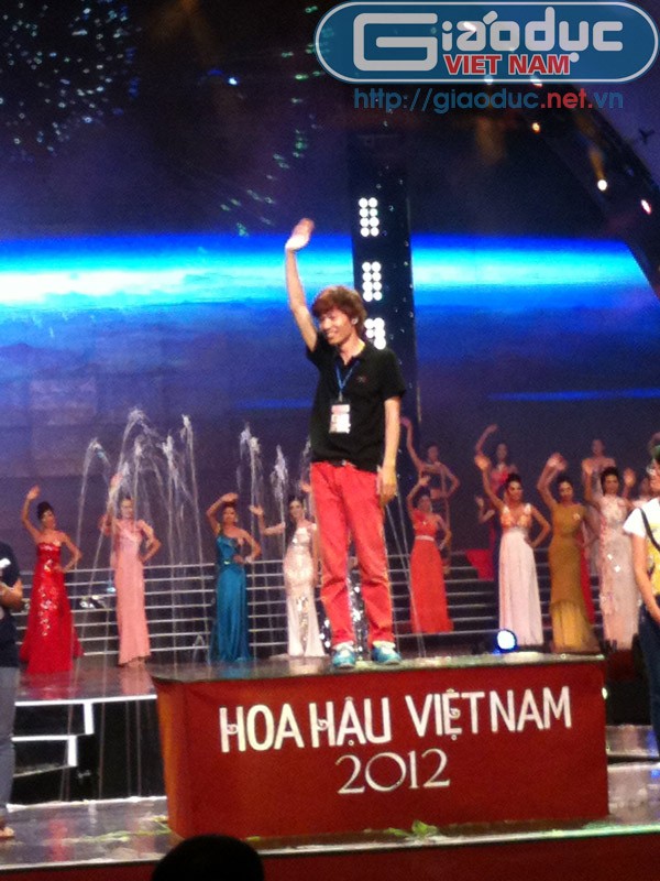 Nhân viên nam VTV "đoạt giải" Hoa hậu Việt Nam 2012 trong đêm tổng duyệt