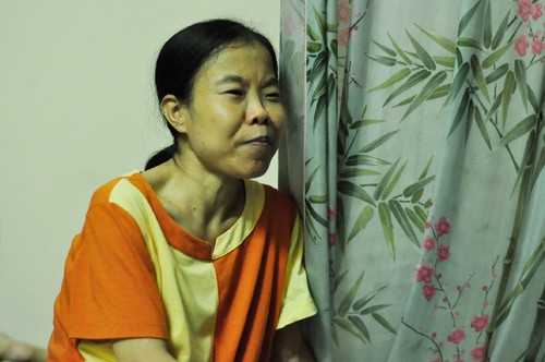 Cô Hạnh, mẹ của em Nguyễn Trung Hiếu.