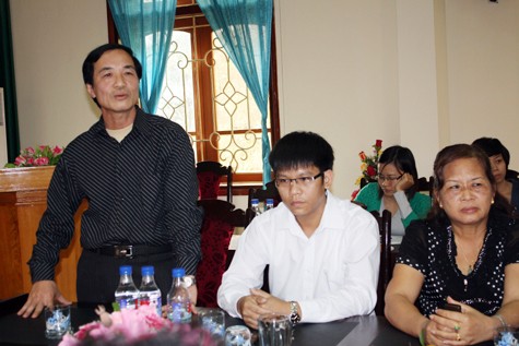 Đồng chí Hà Ngọc Ắng - Ủy viên Ban thường vụ, Trưởng ban Dân vận huyện ủy Phù Yên bày tỏ niềm vui mừng khi tiếp đón đoàn đến địa phương làm việc.