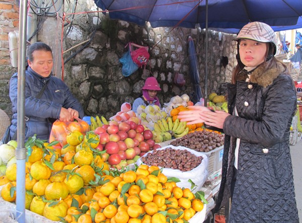 Đầu đông, những loại quả vùng ôn đới như cam đường, quýt ngọt, táo lê cũng xuất hiện nhiều ở Sa Pa, có giá khoảng 18.000 – 23.000 đồng/kg.