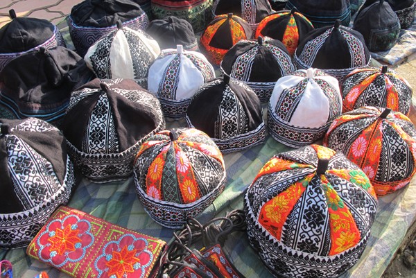 Có giá từ 35.000 – 50.000 đồng, những chiếc mũ thổ cẩm đội rất ấm được nhiều người mua.