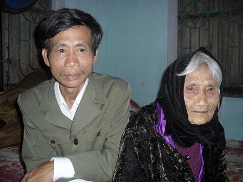 Bố và bà nội học sinh Nguyễn Văn Đạt cũng rất đau lòng khi sự việc đáng tiếc xảy ra. Ảnh: Ngọc Khánh