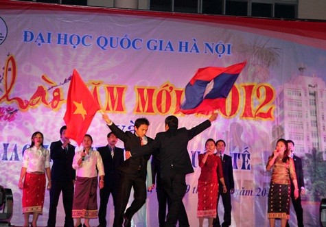 Ca khúc song ngữ Việt - Lào: Hà Nội - Viên Chăn của sinh viên Lào mang tới không khí của tình anh em gắn bó, keo sơn