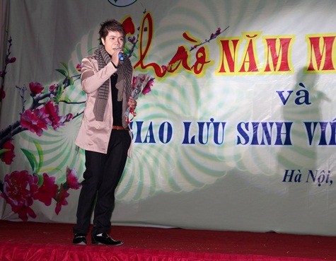 Sinh viên reo hò khi ca sĩ Đinh Mạnh Ninh xuất hiện với ca khúc “Dù có cách xa”...