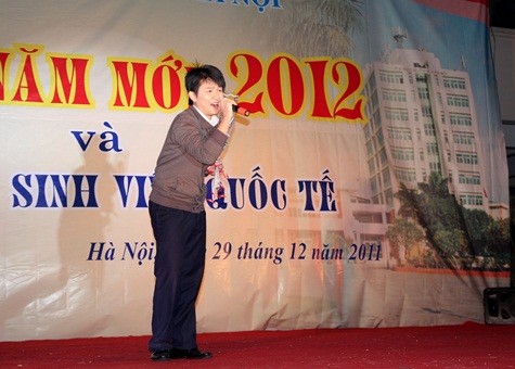 Cậu sinh viên người Trung Quốc La Vũ Hoan khiến mọi người háo hức với bài hát “Cầu vồng khuyết”