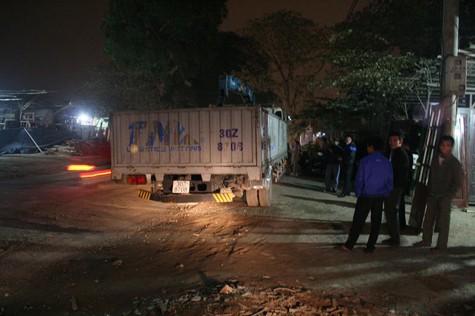 Khi thấy tai nạn, chiếc xe tải đã bỏ chạy nhưng bị người dân đuổi theo giữ lại