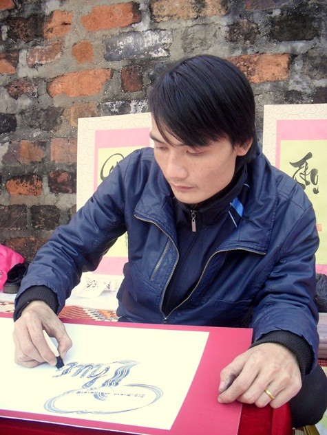 Đây là năm thứ 3, “ông đồ” sinh viên Nguyễn Huy Hiệp đến Văn Miếu viết thư pháp. Ảnh: Ngọc Khánh