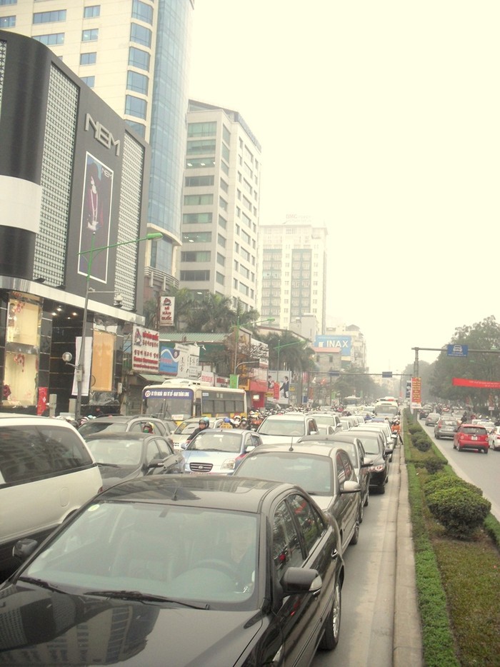 Từ đầu giờ sáng nay, phóng viên Báo điện tử Giáo dục Việt Nam đã có mặt tại nhiều tuyến phố 'nổi tiếng' tắc đường của thủ đô để ghi nhận tình hình giao thông trong ngày đầu tiên áp dụng lịch đổi giờ học, giờ làm.
