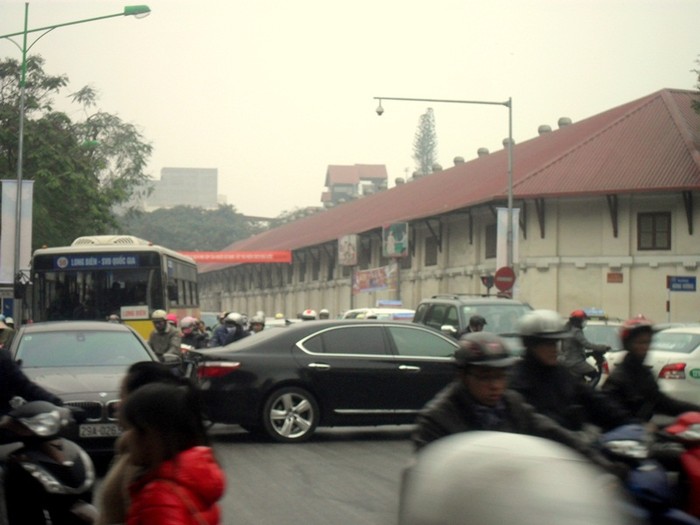 Ngã tư Nguyễn Thái Học - Hùng Vương, cảnh hỗn loạn làm cho giao thông trên tuyến đường này thêm phần ùn tắc.