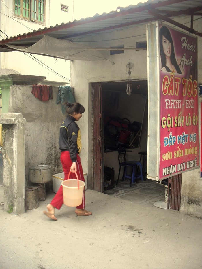 Cửa hàng cắt tóc, gội đầu của chị Trần Thị Hoài ở Định Công, Hoàng Mai không có nước phục vụ khách gội đầu, chị đã phải đi xin từng xô nước giếng khoan ở nhà hàng xóm mấy ngày qua.. Chị cho biết, do mất nước như vậy nên đã phải 'chê' khách, việc gội đầu cũng 'nhỏ giọt' theo.