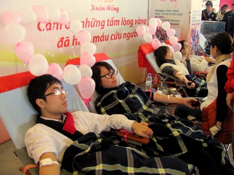 Hàng nghìn sinh viên đã đến với Lễ hội Xuân hồng 2012 để chia sẻ giọt máu yêu thương vì sự sống người bệnh. Ảnh: Ngọc Khánh