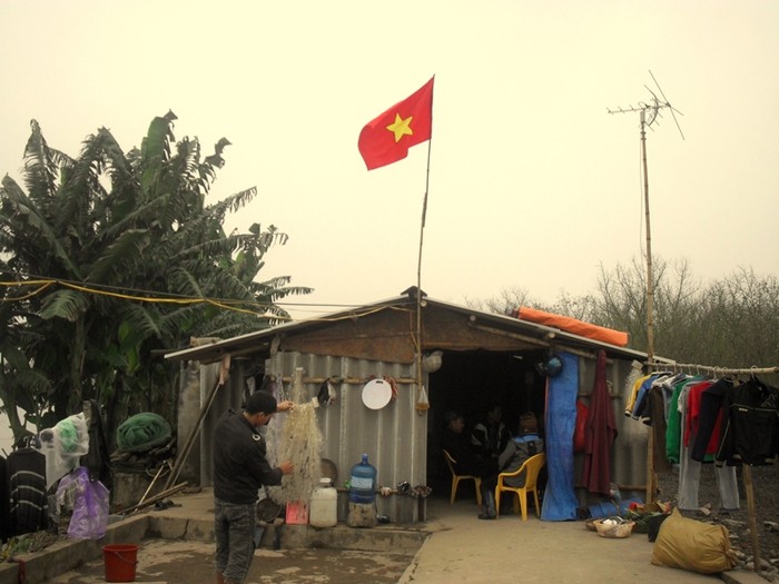Ngày 1/3, các hội viên trong Hội nuôi trồng thủy sản nước lợ huyện Tiên Lãng chung tay dựng tạm ngôi nhà cho vợ con ông Vươn, Qúy.