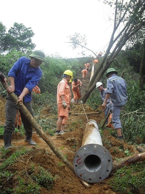 Công ty Điện lực Thái Nguyên cũng đã tiến hành dựng những cột điện bị đổ do sạt lở đất để sớm cung cấp điện trở lại cho người dân. Ảnh: Ngọc Khánh.