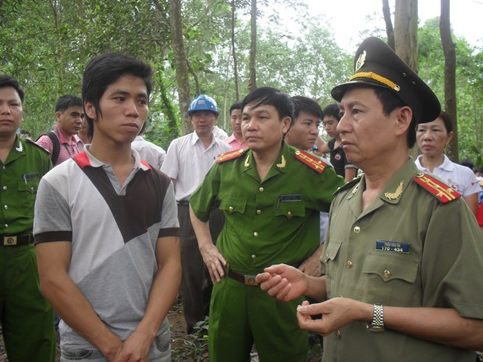 Đại diện cơ quan chức năng trao đổi với anh Nguyễn Văn Khánh (con trai của nạn nhân Nguyễn Thị Thiện đang mất tích) để mô tả lại vị trí ngôi nhà. Từ đó dự đoán hướng ngôi nhà bị chôn vùi.