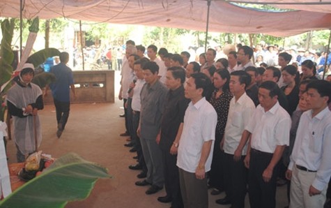 Lãnh đạo các ban ngành, đoàn thể tỉnh Thái Nguyên cũng đã đến thăm hỏi, động viên các gia đình bị nạn. Ảnh: Hồng Tâm