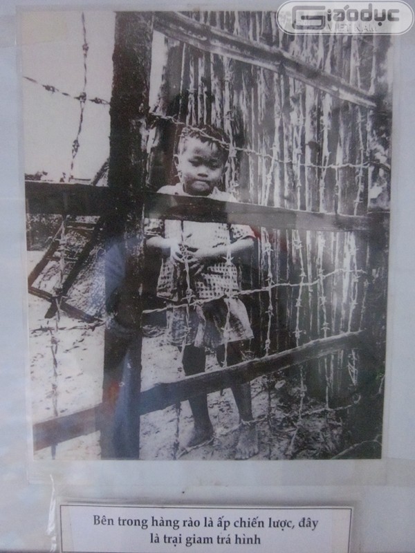 ...hay hình ảnh em bé bên trong hàng rào dây thép gai. Nhiều người đã bật khóc khi cảm nhận nỗi đau tột cùng của đồng bào thời bom đạn.