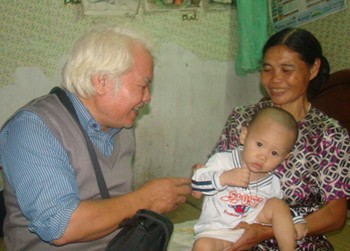TS.Khải đến tận nhà một số gia đình ở Hà Nội để hướng dẫn trực tiếp