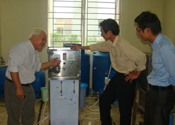 TS Khải bên chiếc máy tạo ra Anolyt của BV Đa khoa tỉnh Ninh Thuận