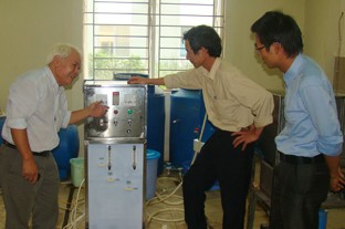 TS.Khải với chiếc máy tạo Anolyt của BV Đa khoa tỉnh Ninh Thuận