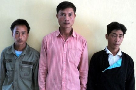Từ trái qua: Bàn Văn Sơn, Ly Cồ Diu, Tẩn Chín Lìn bị bắt tại Mường Khương (Lào Cai) khi đang mua bán phụ nữ qua biên giới chiều 5.10.2010