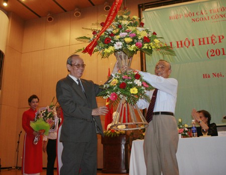 Nguyên Phó Thủ tướng Nguyễn Mạnh Cầm tặng hoa chúc mừng GS.Trần Hồng Quân