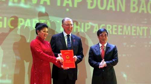 Thứ trưởng Bộ Tài chính Trần Xuân Hà trao biên bản hợp tác cho Bảo hiểm AAA và Bảo hiểm IAG