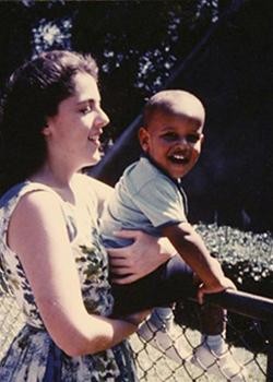 Barack Obama cùng mẹ, khi còn nhỏ