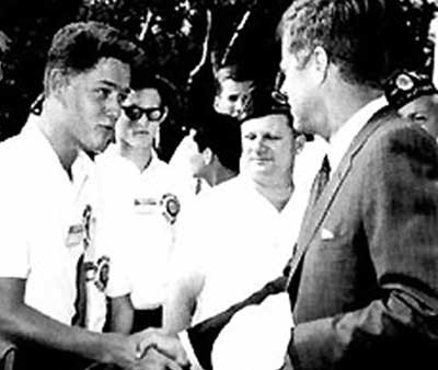 Bill Clinton bắt tay Tổng thống John Kennedy vào năm 1960