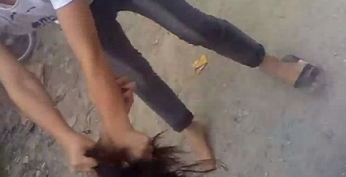 Nữ sinh bị đạp ngã xuống đất, bị túm tóc lôi đi, rồi bị lên gối thẳng vào mặt