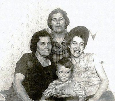 Dmitry hồi còn nhỏ, cùng mẹ (phải)