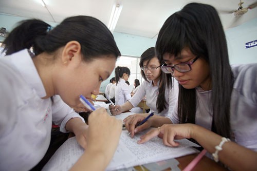 Học sinh Trường THPT Lương Văn Can (quận 8) ôn tập môn Văn chuẩn bị thi tốt nghiệp