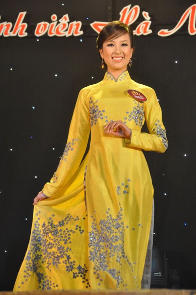 Hoàng Anh từng là Miss mặc trang phục đẹp nhất cuộc thi Nữ sinh cảnh sát thanh lịch, và Miss Duyên dáng cuộc thi Imiss Thăng Long 2009.