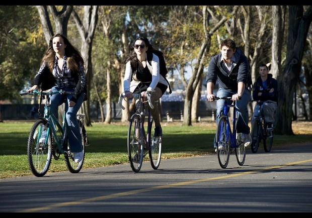 Lời khuyên là hãy đi xe đạp tới trường, vừa rèn luyện sức khỏe, lại tiết kiệm