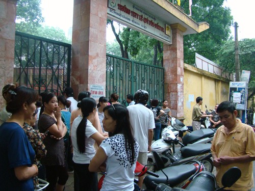 Tại cổng Trường THPT Lê Quý Đôn, rất nhiều phụ huynh chờ đợi khi các thí sinh đã bắt đầu làm bài thi