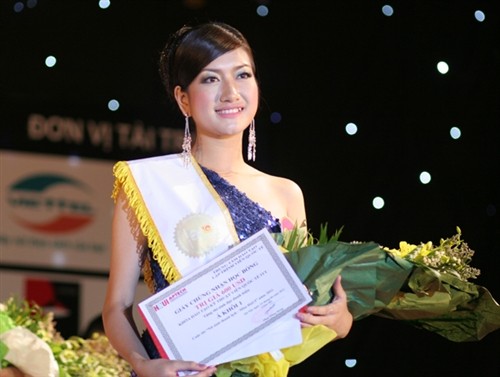 Kim Oanh là Á khôi 1 cuộc thi Miss ĐH CN Hà Nội năm 2011