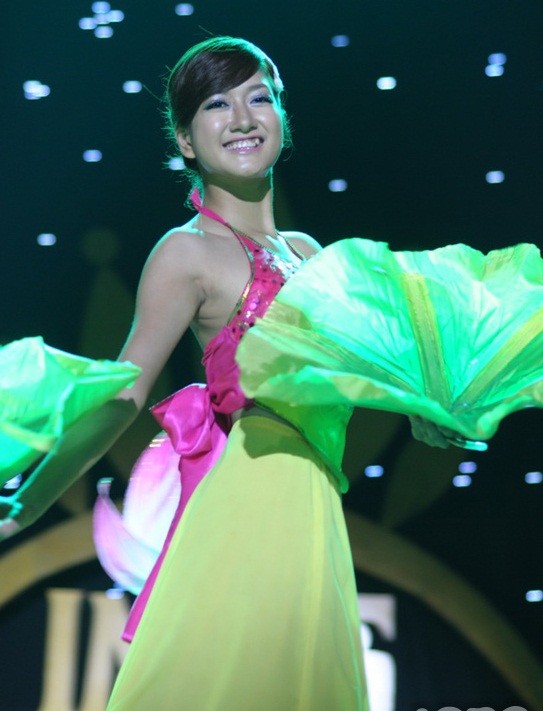 Kim Oanh với màn múa "Một thoáng Tây Hồ"