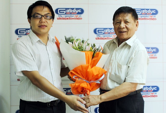 Ông Phan Hồng Sơn - Phó TBT Báo Giáo dục Việt Nam tặng hoa GS. Trần Xuân Nhĩ trước buổi giao lưu trực tuyến