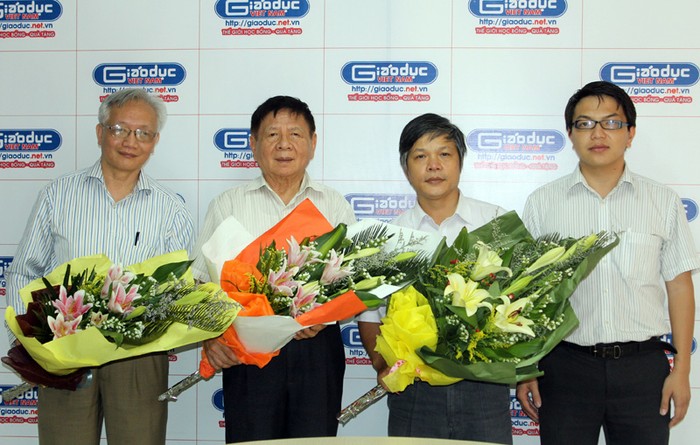 Ông Phan Hồng Sơn - Phó TBT Báo GDVN (bên phải) tặng hoa các khách mời giao lưu trực tuyến với độc giả cả nước