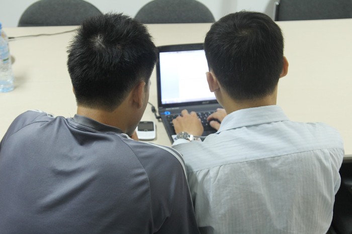 Thầy giáo NDN (trái) trong cuộc giao lưu trực tuyến tại Báo GDVN
