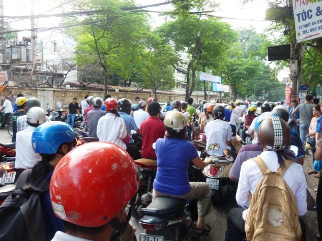 Tắc đường kéo dài tại khu vực phố Chùa Láng (Ảnh: Kim Ngân)