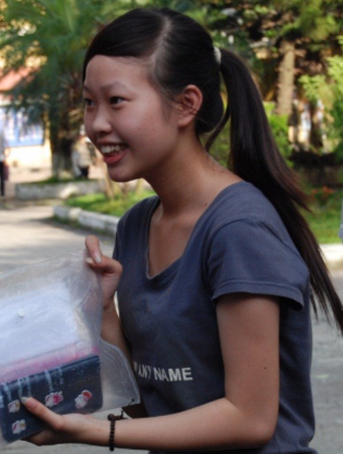 Thí sinh cười tươi sau khi ra khỏi phòng thi tại Hội đồng thi CĐ Sư phạm Hà Nội- Ảnh: Đỗ Quyên