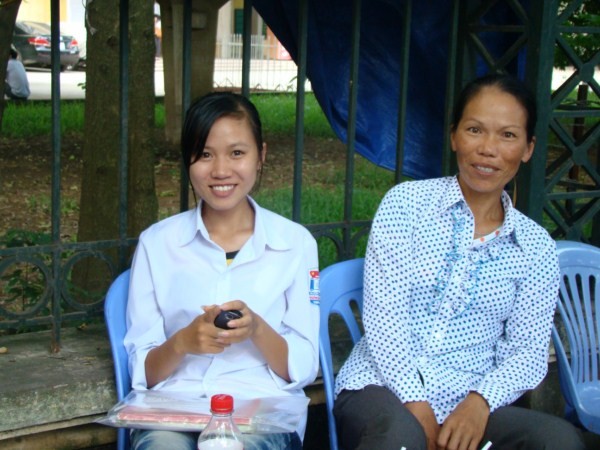 Hai mẹ con thí sinh Hà Thị Nguyệt - Ảnh: Bích Thảo
