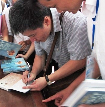 GS Ngô Bảo Châu ký tặng sách “Ai và Ky ở xứ sở những con số tàng hình”