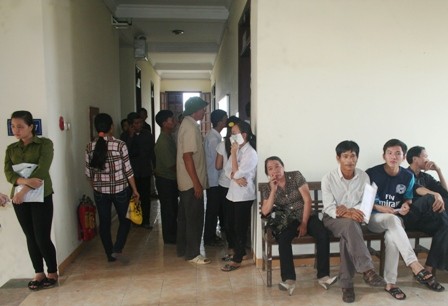 Trong ngày 24/8/2012, hàng trăm thí sinh và phụ huynh đến Sở GD-ĐT Thanh Hóa để hỏi giấy báo.