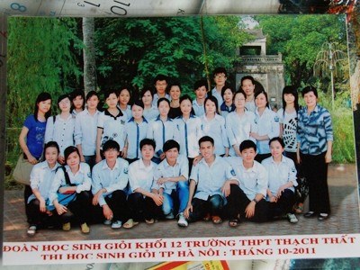 Trong số các bạn cùng trang lứa, Hương thấp bé nhất. Trong ảnh: Hương (thứ 7 từ trái qua) và các bạn trong đội tuyển học sinh giỏi của Trường THPT Thạch Thất (Hà Nội).